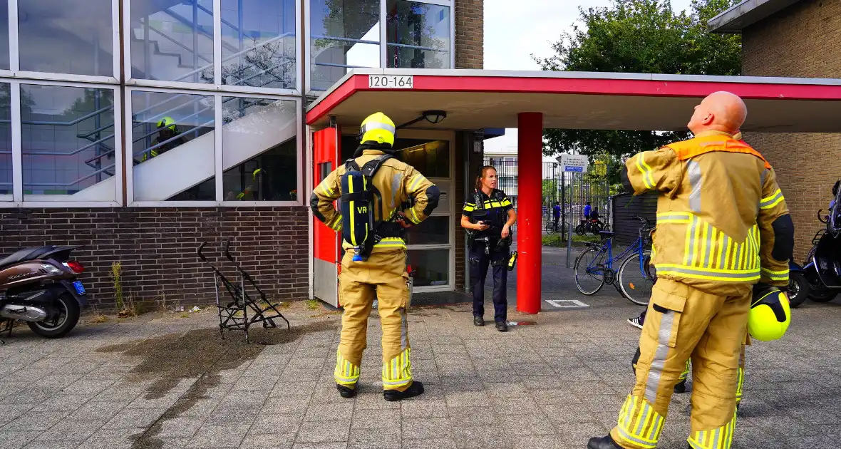 Kinderwagen vlamt in portiek; oorzaak nog onbekend - Foto 2