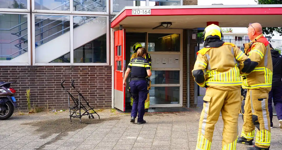 Kinderwagen vlamt in portiek; oorzaak nog onbekend - Foto 4