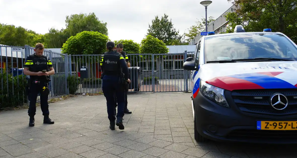 Politie onderzoekt vuurwapenmelding op School - Foto 11