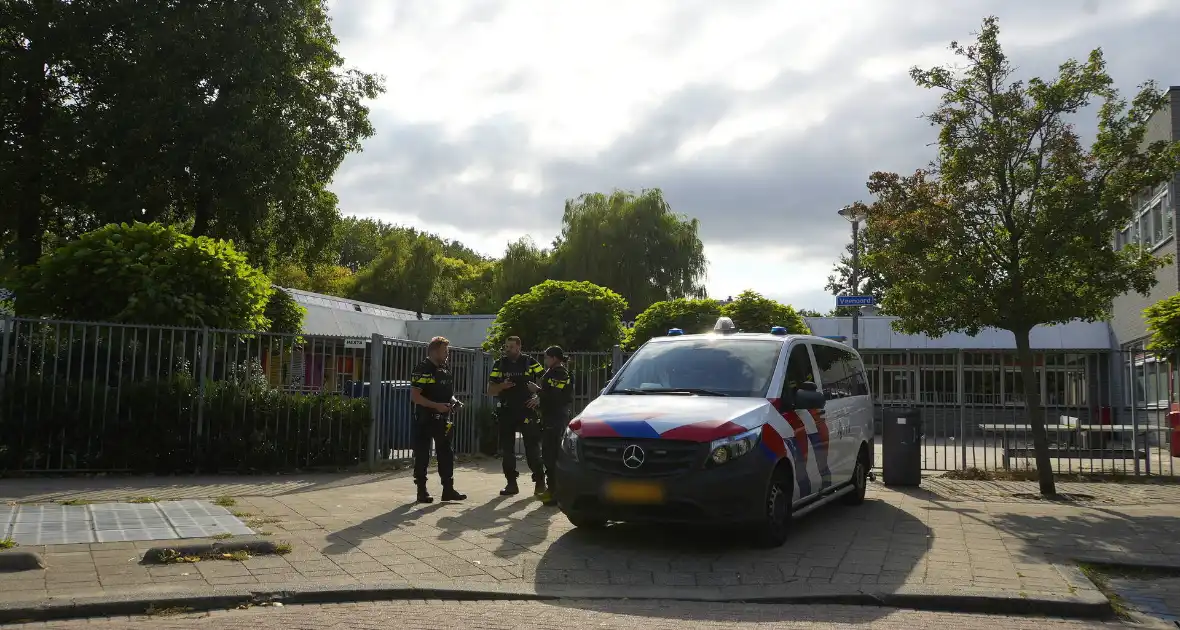 Politie onderzoekt vuurwapenmelding op School - Foto 12