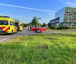 Forse schade bij aanrijding tussen twee voertuigen op kruising