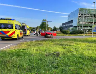 Forse schade bij aanrijding tussen twee voertuigen op kruising