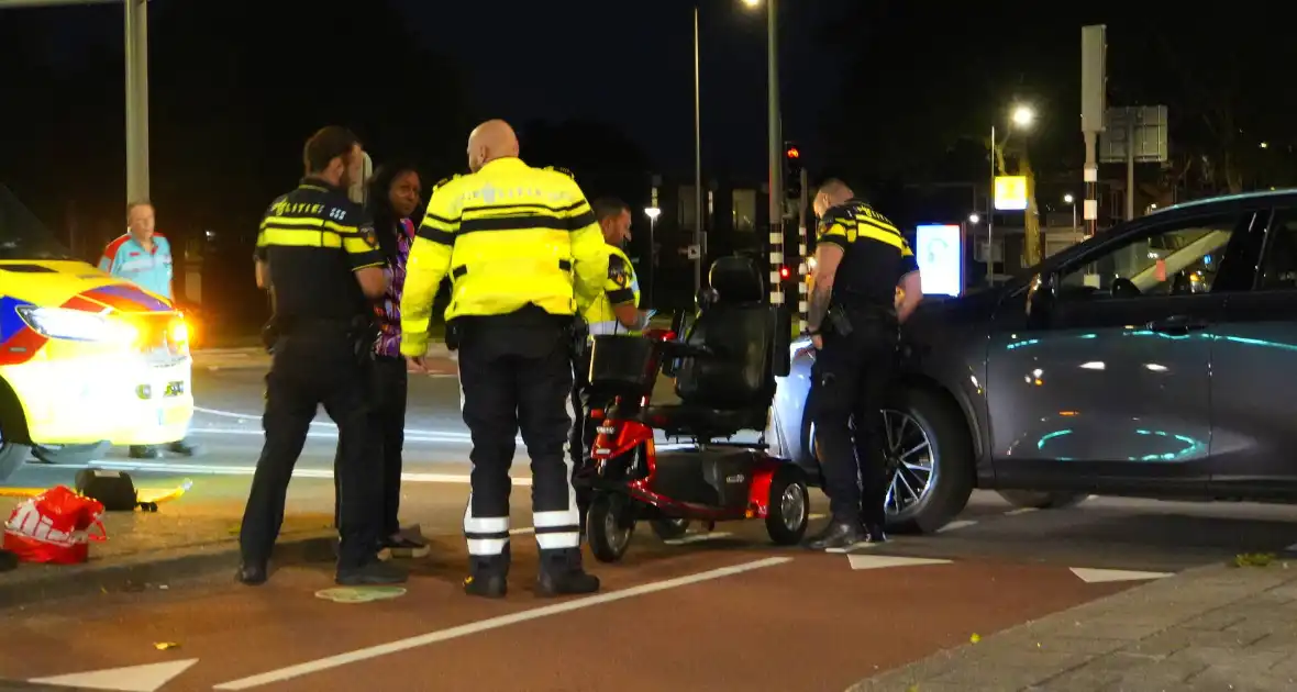 Overstekende scootmobieler geschept op zebrapad