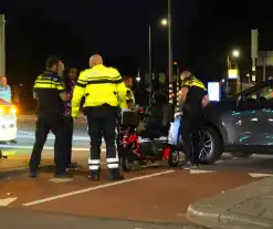 Overstekende scootmobieler geschept op zebrapad