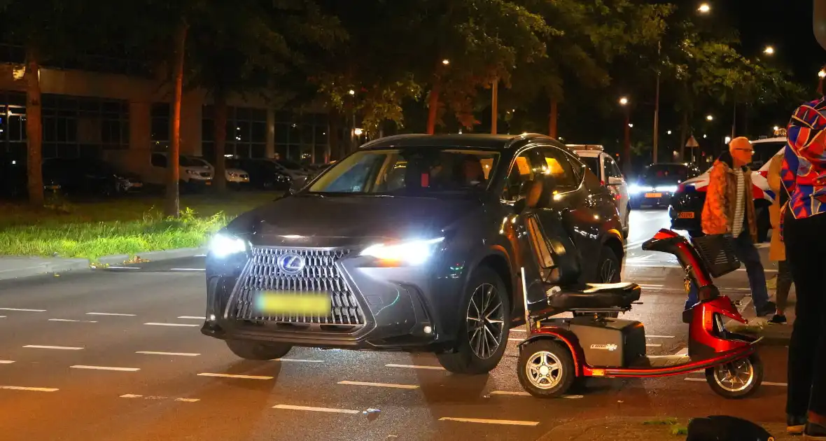 Overstekende scootmobieler geschept op zebrapad - Foto 2