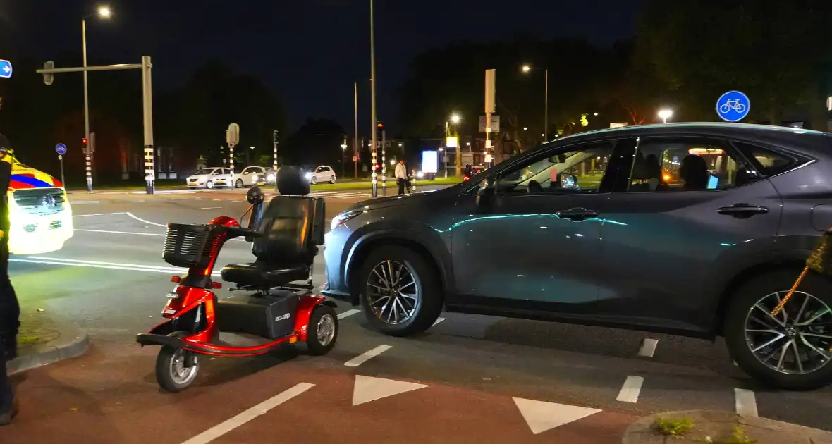 Overstekende scootmobieler geschept op zebrapad - Foto 4