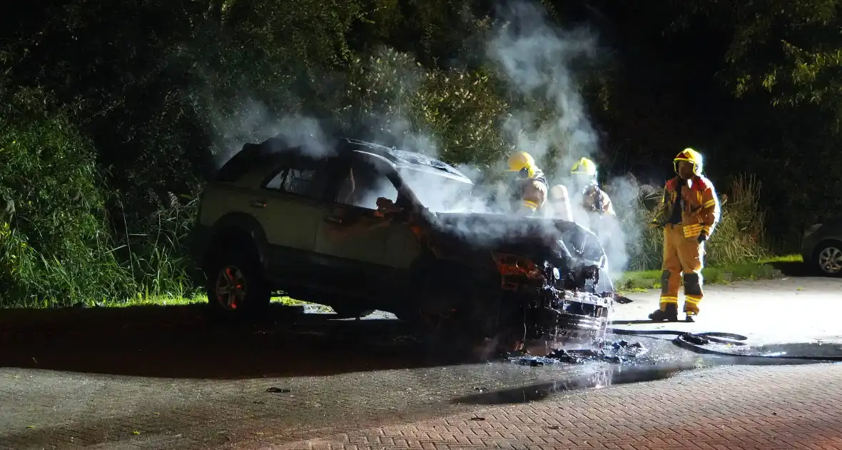 Brandweer blust brand in geparkeerde auto, politie stelt sporen veilig