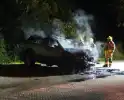 Brandweer blust brand in geparkeerde auto, politie stelt sporen veilig