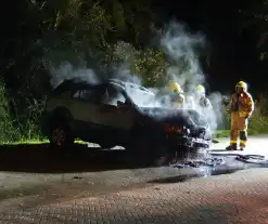 Brandweer blust brand in geparkeerde auto, politie stelt sporen veilig