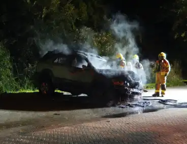 Brandweer blust brand in geparkeerde auto, politie stelt sporen veilig