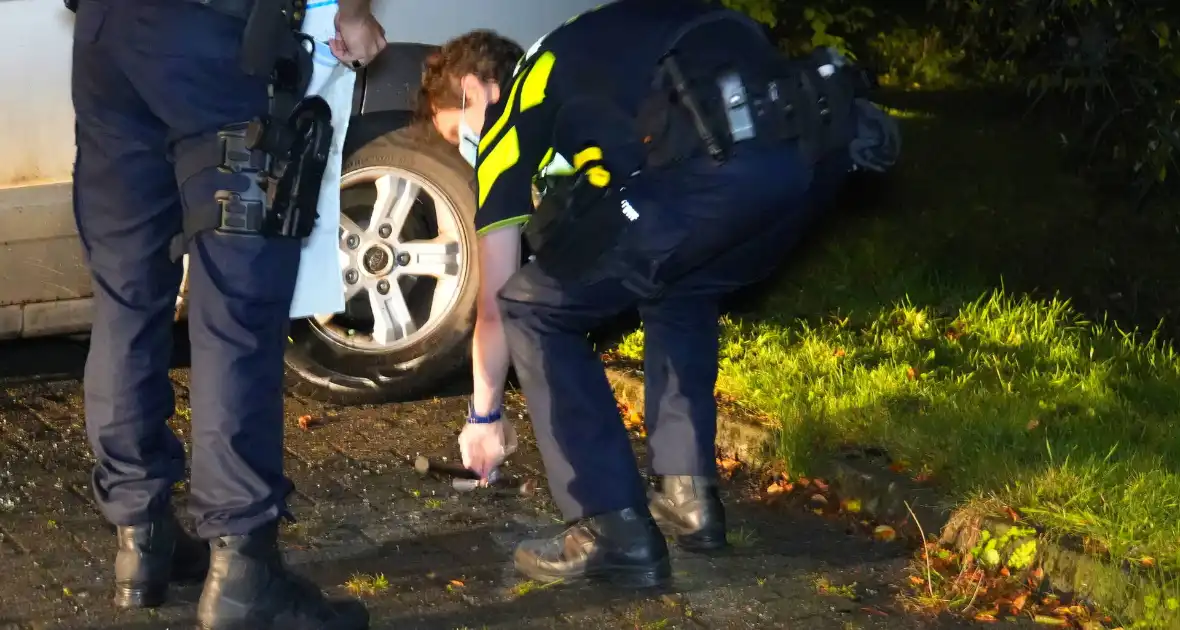 Brandweer blust brand in geparkeerde auto, politie stelt sporen veilig - Foto 1