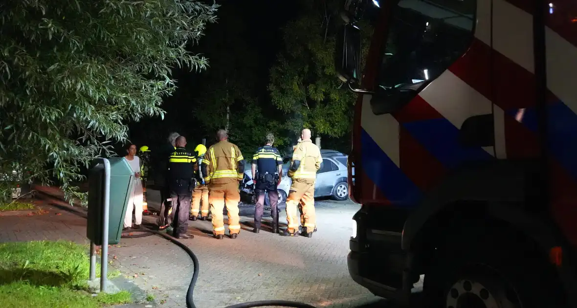 Brandweer blust brand in geparkeerde auto, politie stelt sporen veilig - Foto 10