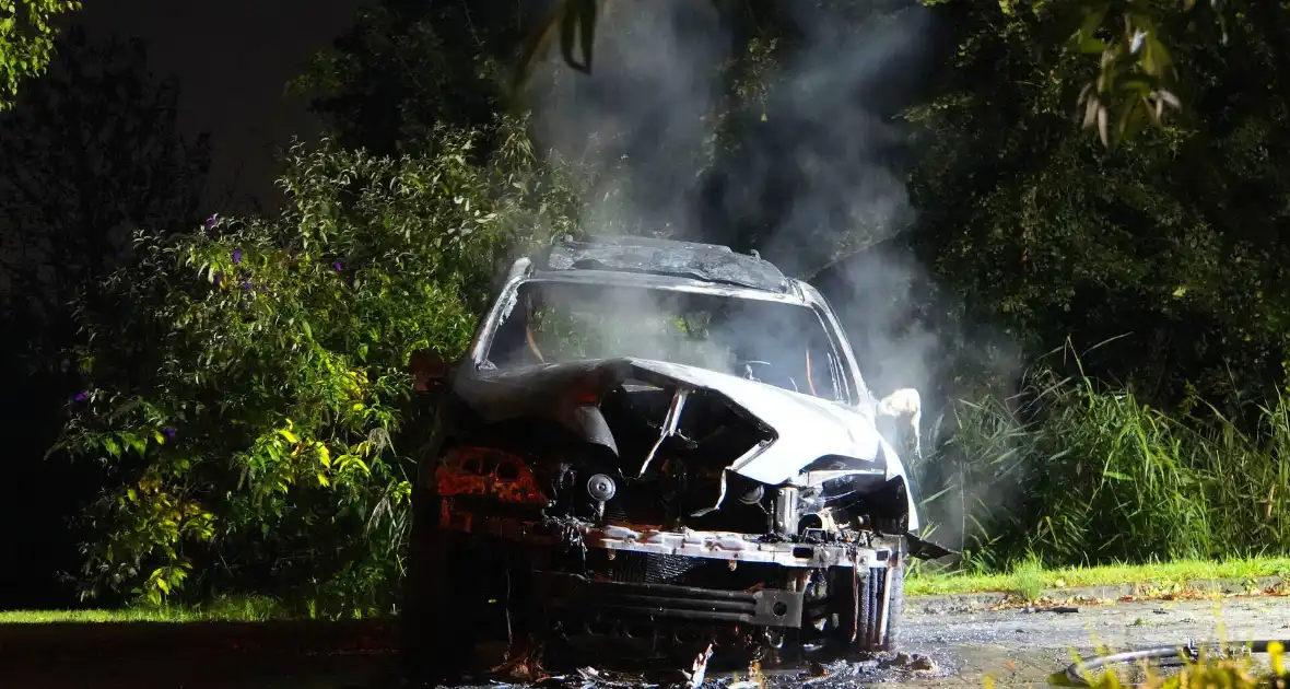 Brandweer blust brand in geparkeerde auto, politie stelt sporen veilig - Foto 11