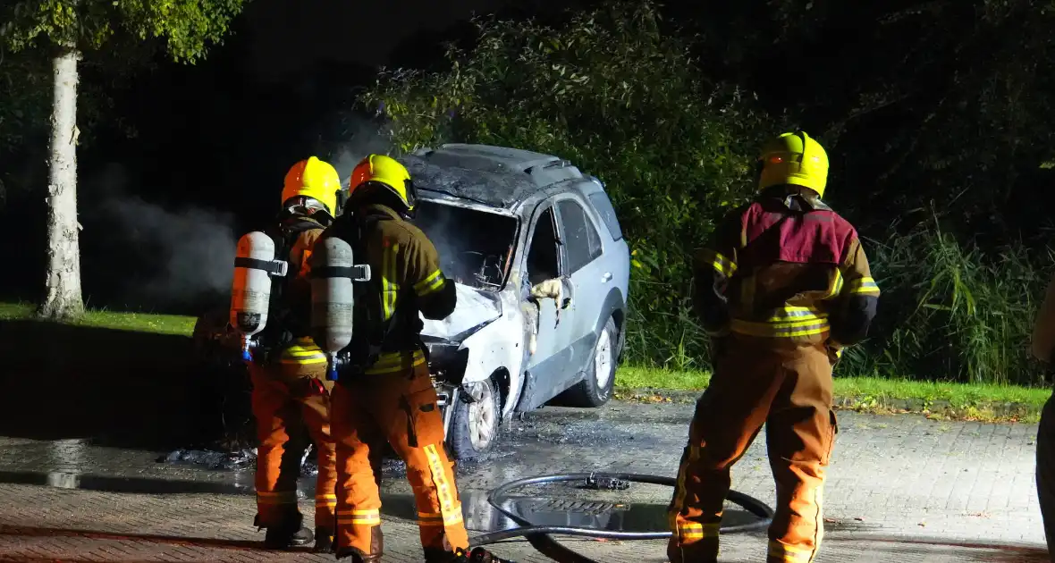 Brandweer blust brand in geparkeerde auto, politie stelt sporen veilig - Foto 12