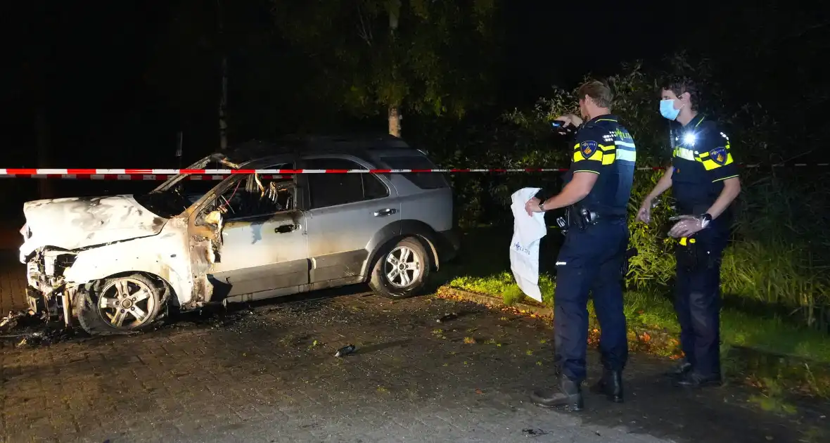 Brandweer blust brand in geparkeerde auto, politie stelt sporen veilig - Foto 2