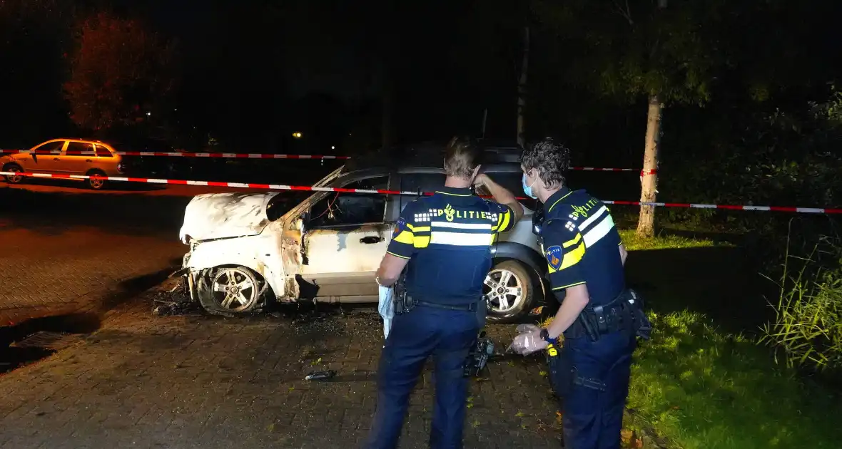 Brandweer blust brand in geparkeerde auto, politie stelt sporen veilig - Foto 3