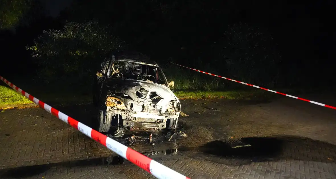 Brandweer blust brand in geparkeerde auto, politie stelt sporen veilig - Foto 5