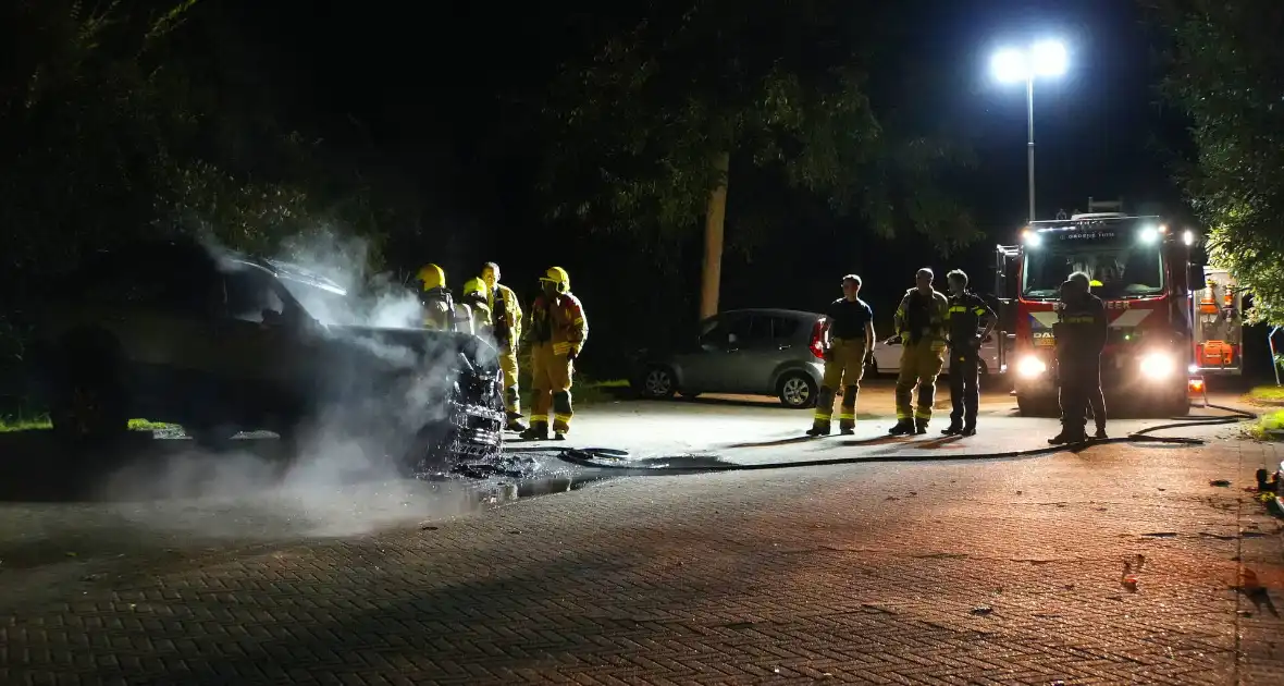 Brandweer blust brand in geparkeerde auto, politie stelt sporen veilig - Foto 7