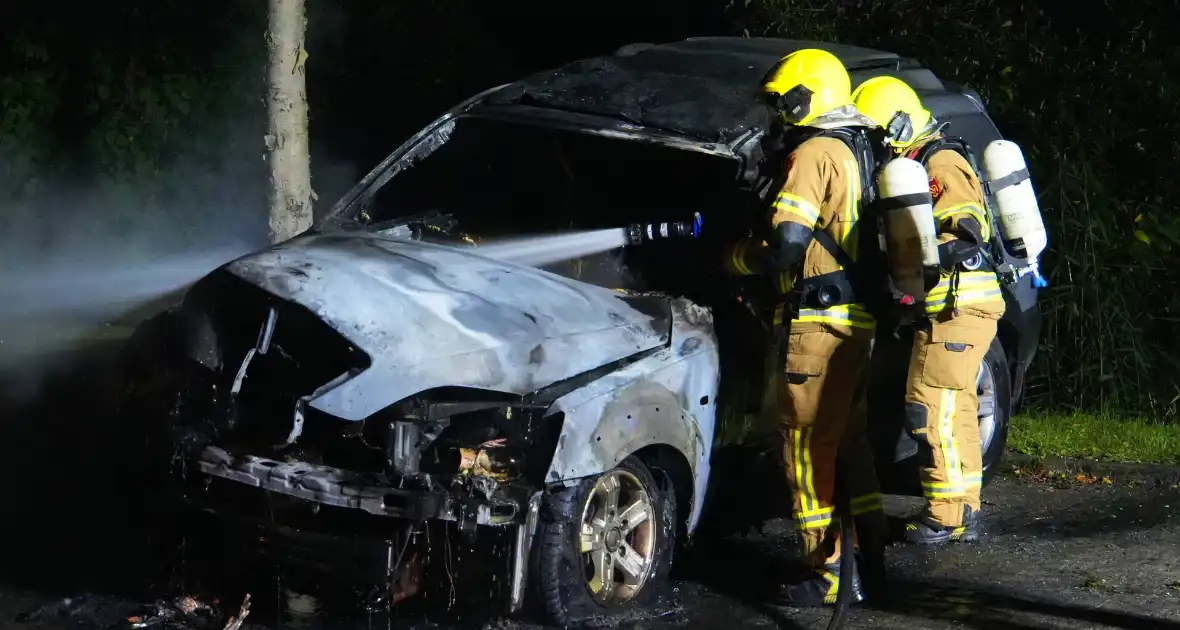 Brandweer blust brand in geparkeerde auto, politie stelt sporen veilig - Foto 8