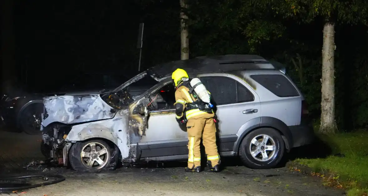 Brandweer blust brand in geparkeerde auto, politie stelt sporen veilig - Foto 9