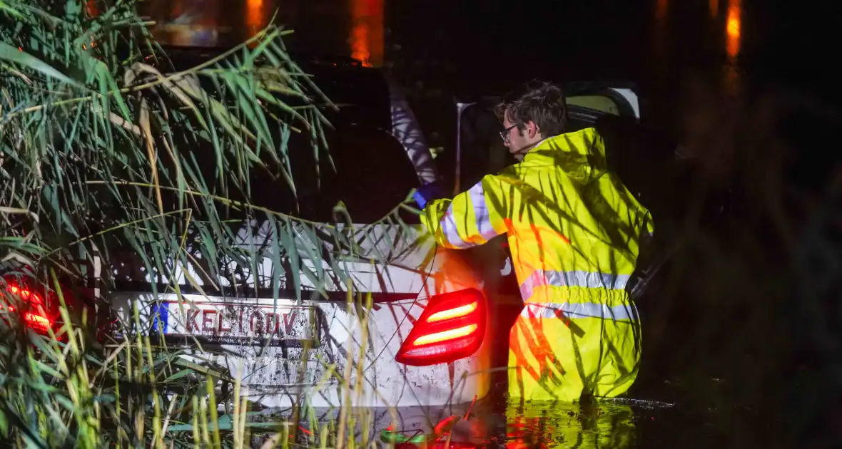 Auto te water op industrieterrein