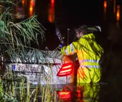 Auto te water op industrieterrein