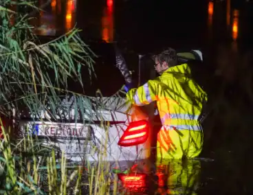 Auto te water op industrieterrein