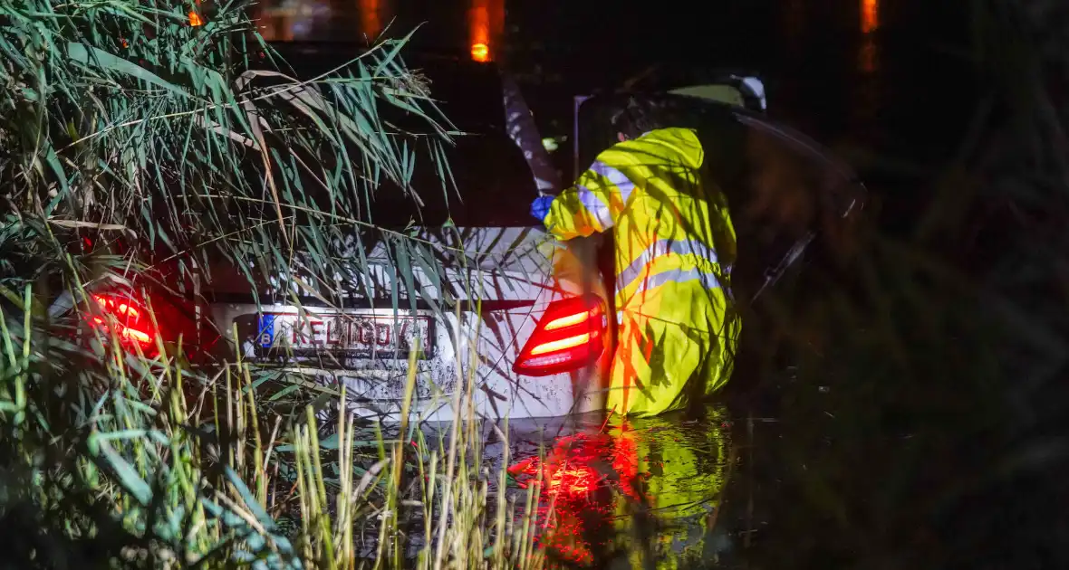 Auto te water op industrieterrein - Foto 1