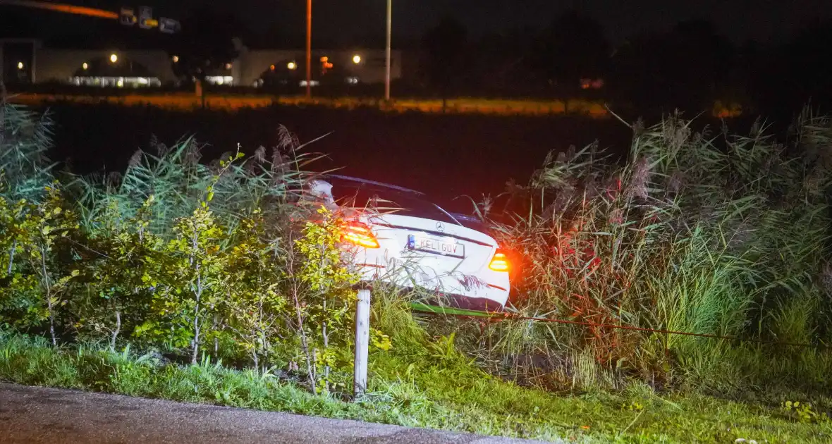 Auto te water op industrieterrein - Foto 10