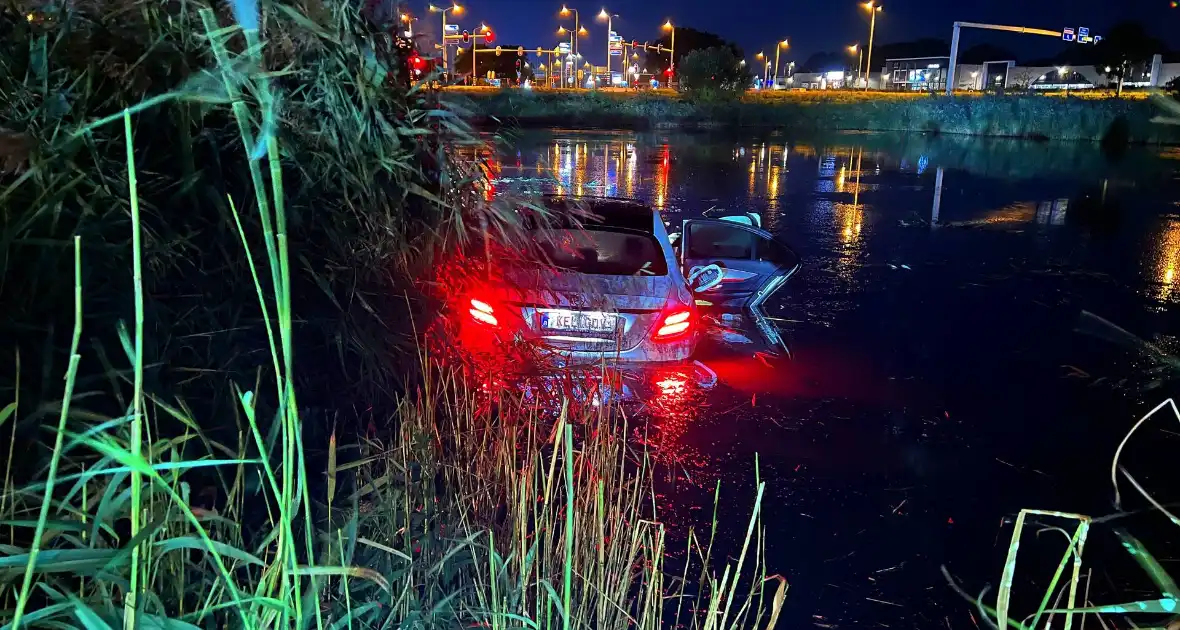 Auto te water op industrieterrein - Foto 17