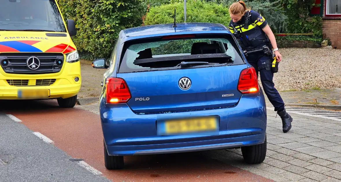 Fietser klapt achterop personenauto