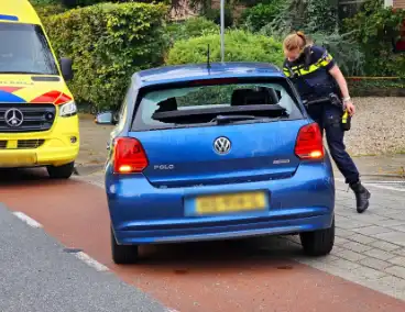 Fietser klapt achterop personenauto