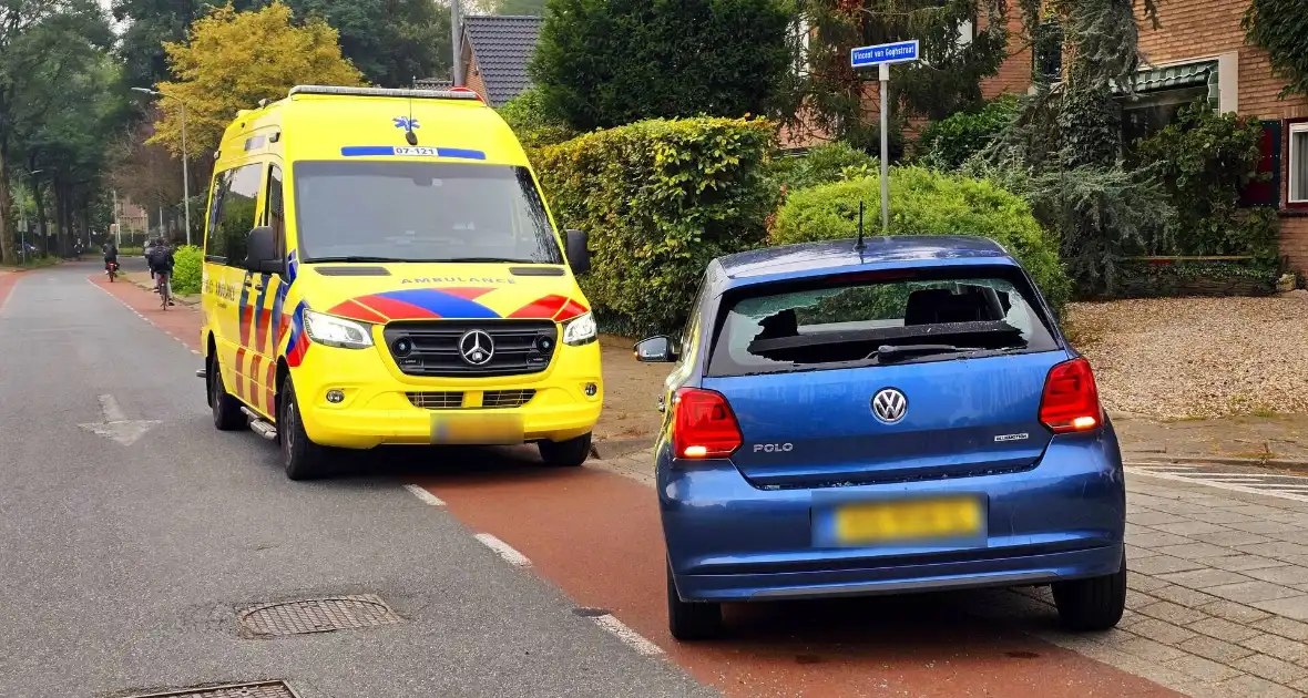 Fietser klapt achterop personenauto - Foto 1