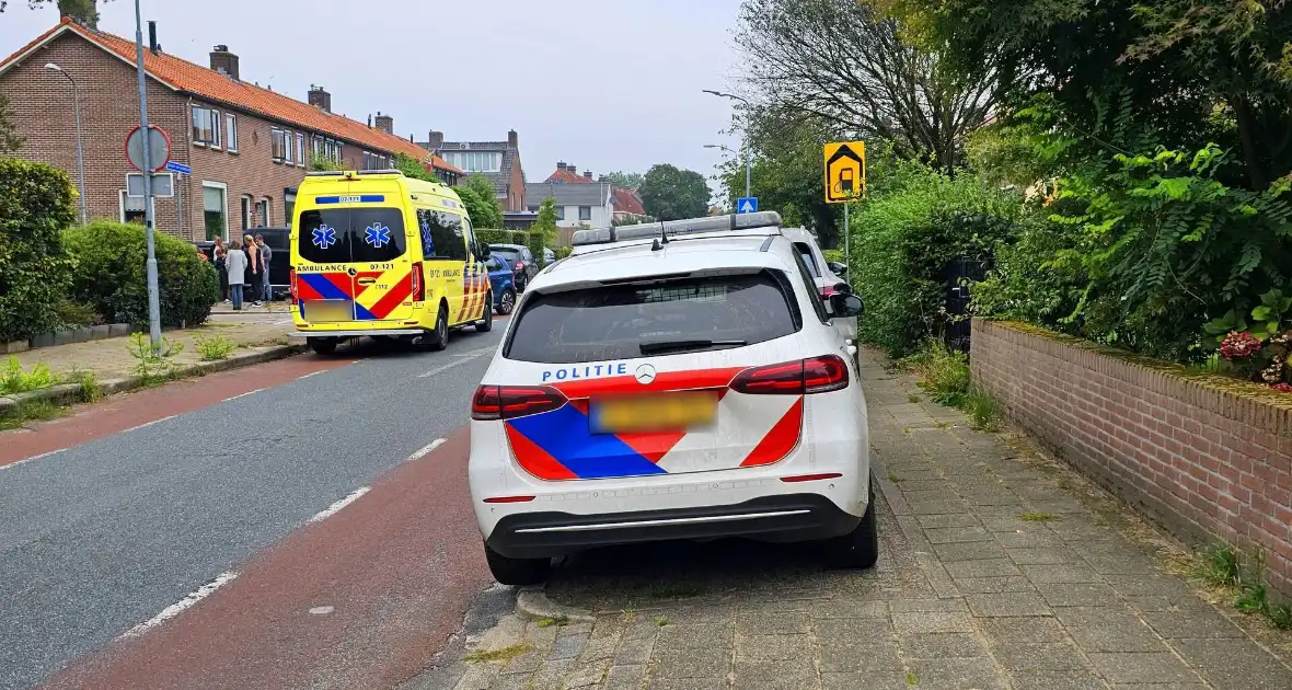 Fietser klapt achterop personenauto - Foto 2