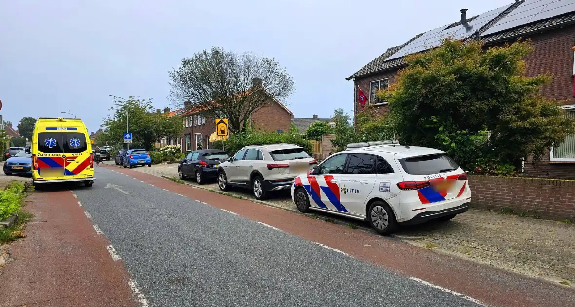 Fietser klapt achterop personenauto - Foto 3