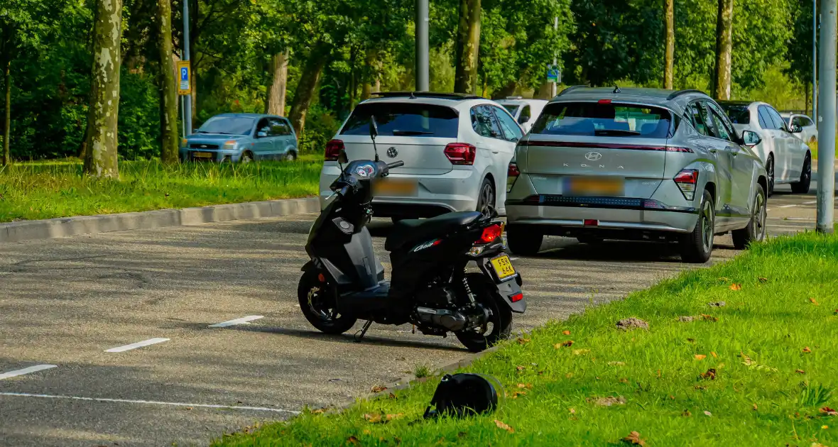 Automobilist raakt scooter tijdens parkeren