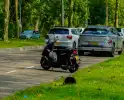 Automobilist raakt scooter tijdens parkeren