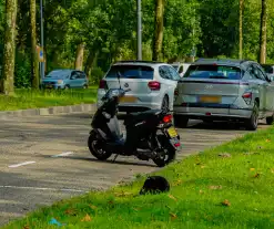 Automobilist raakt scooter tijdens parkeren