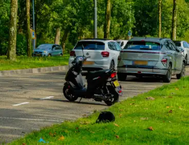 Automobilist raakt scooter tijdens parkeren