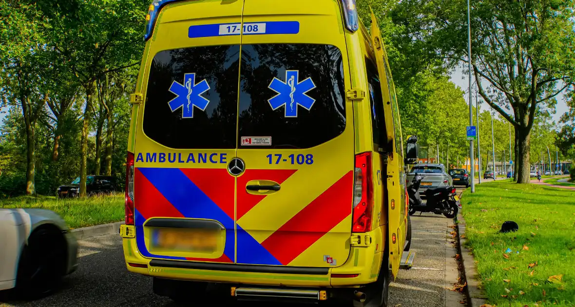 Automobilist raakt scooter tijdens parkeren - Foto 1