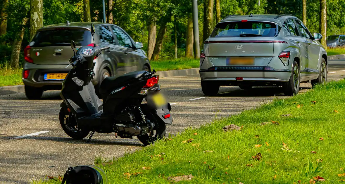 Automobilist raakt scooter tijdens parkeren - Foto 2