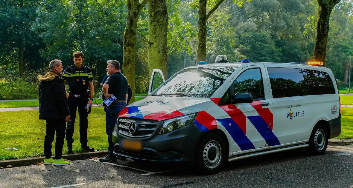 Automobilist raakt scooter tijdens parkeren - Foto 4