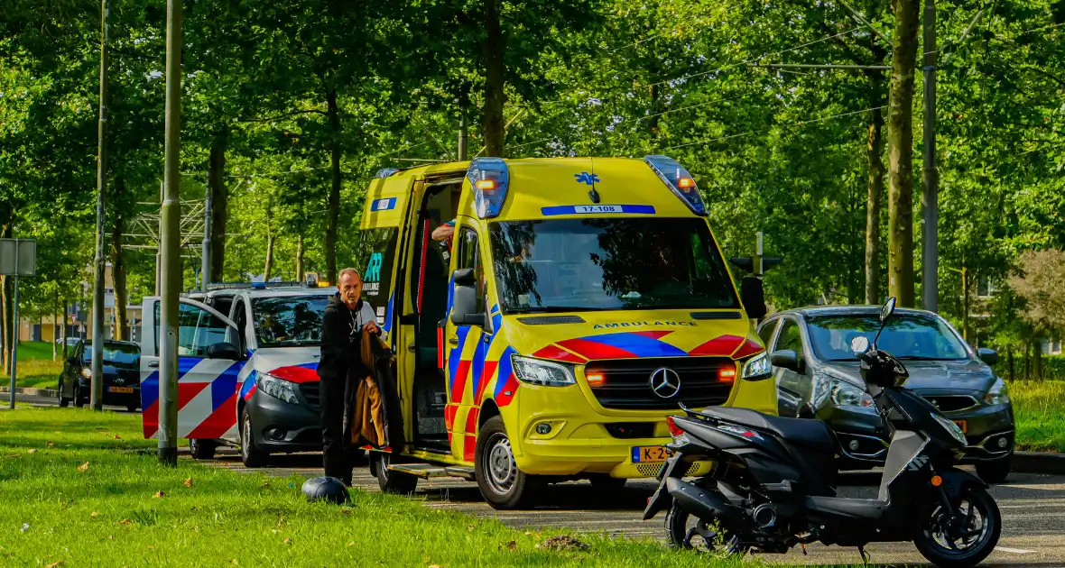 Automobilist raakt scooter tijdens parkeren - Foto 5