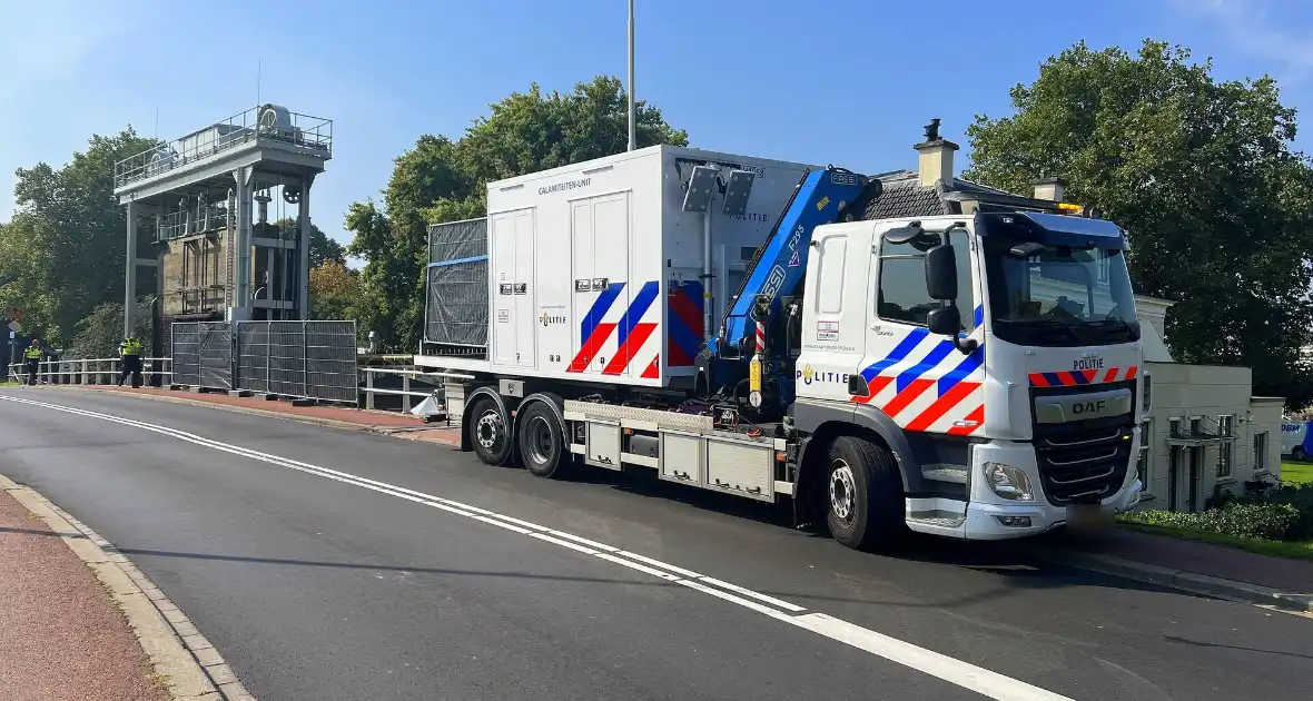 Politie doet onderzoek naar aantreffen overleden persoon - Foto 1