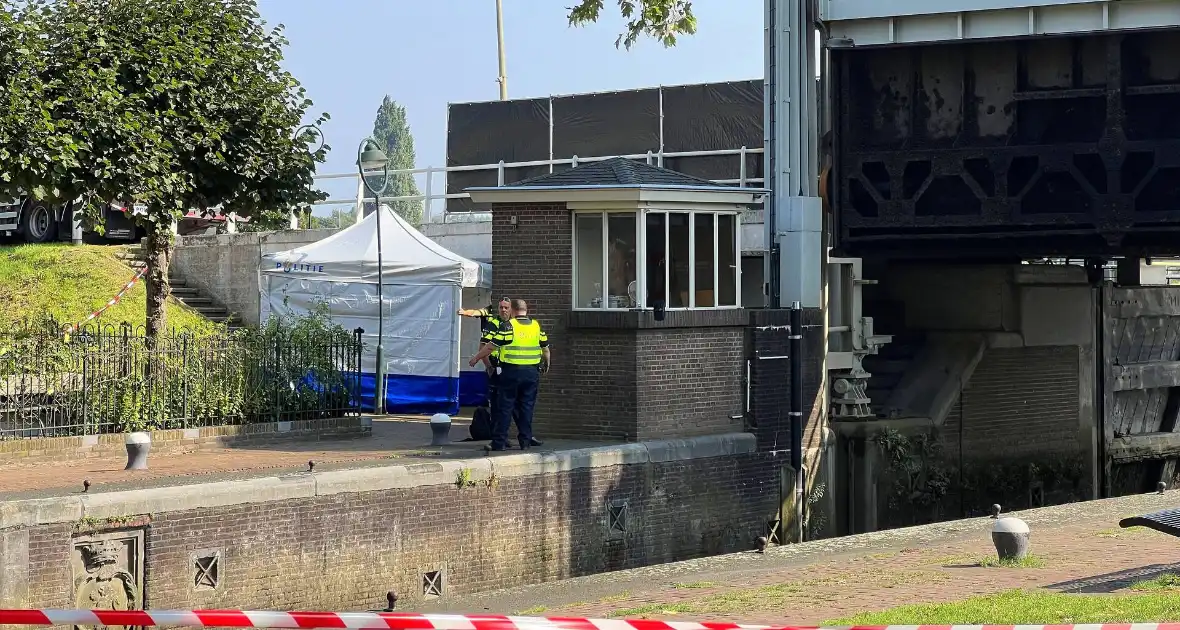 Politie doet onderzoek naar aantreffen overleden persoon - Foto 2