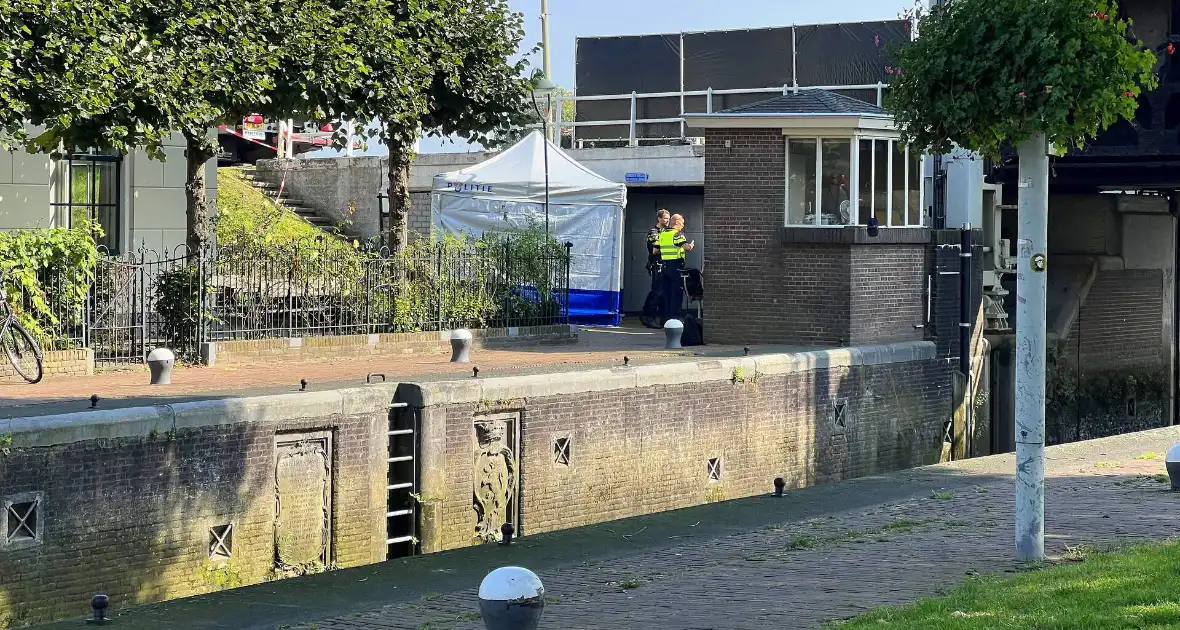 Politie doet onderzoek naar aantreffen overleden persoon - Foto 3