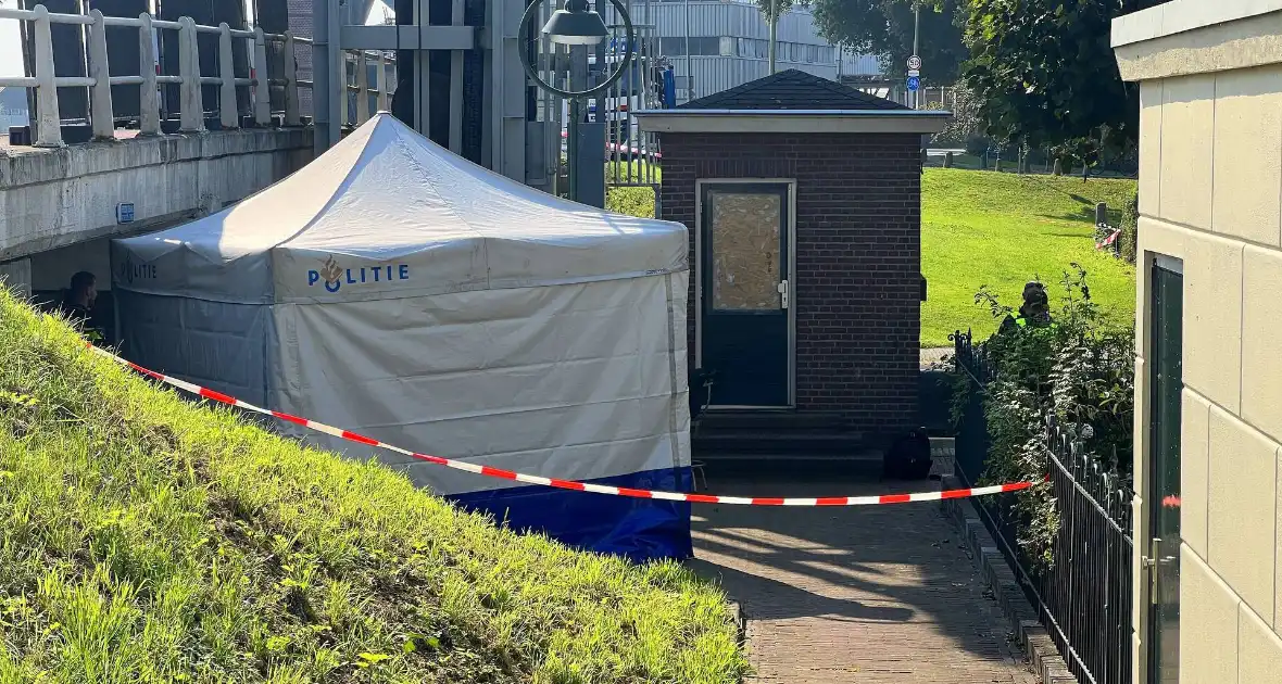 Politie doet onderzoek naar aantreffen overleden persoon - Foto 6