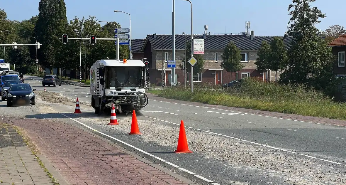 Verloren lading grind zorgt voor verkeersoverlast - Foto 2