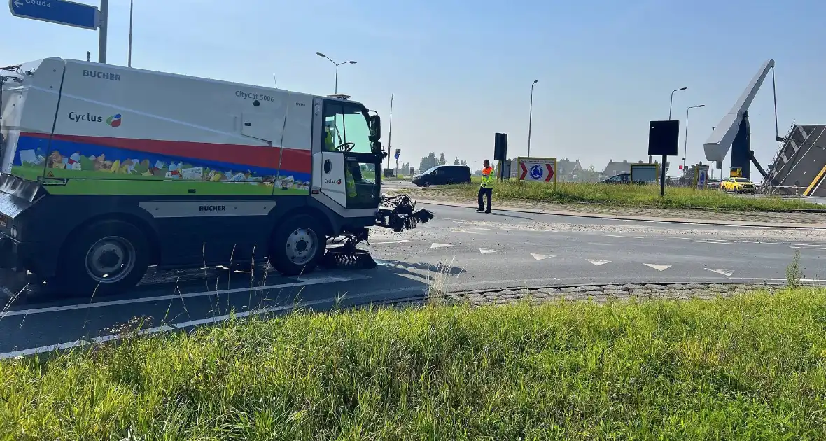 Verloren lading grind zorgt voor verkeersoverlast - Foto 3