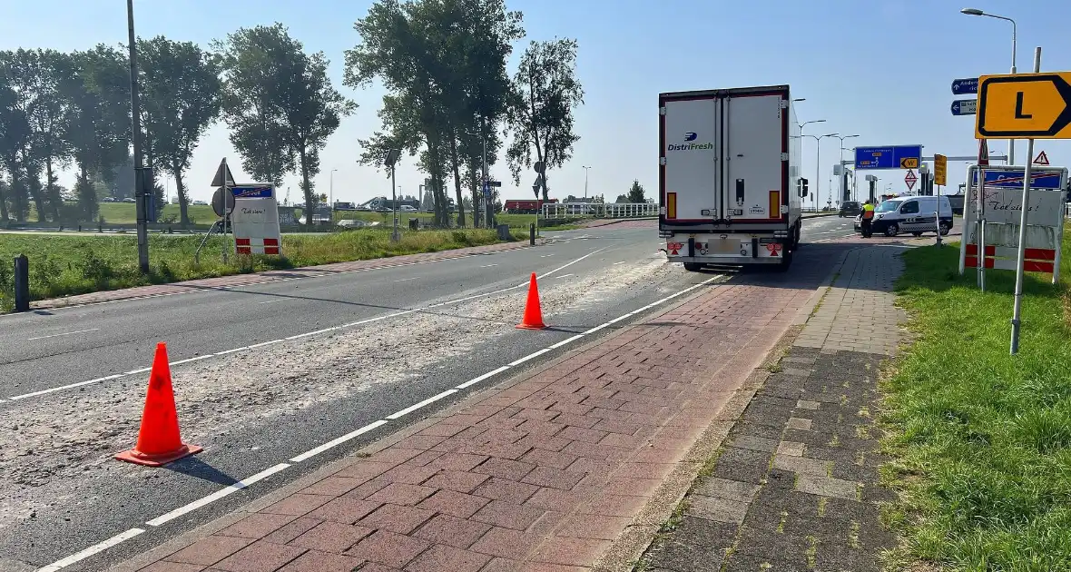 Verloren lading grind zorgt voor verkeersoverlast - Foto 5